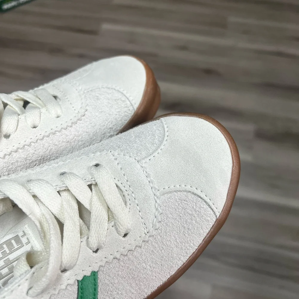 Vans - Picture 2 of 7